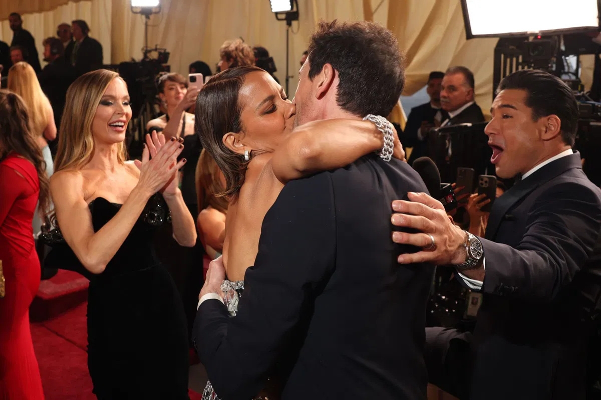 halle berry hon adrien brody tren tham do oscar, dap tra nu hon 22 nam truoc hinh anh 1