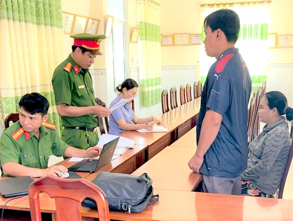 khởi tố thanh niên buôn bán sách giáo khoa giả hình ảnh 1 khoi to thanh nien buon ban sach giao khoa gia hinh anh 1