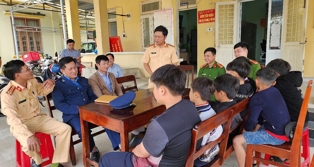 triệu tập nhóm học sinh ném đá vỡ kính chắn gió tàu hỏa ở quảng ngãi hình ảnh 1 trieu tap nhom hoc sinh nem da vo kinh chan gio tau hoa o quang ngai hinh anh 1