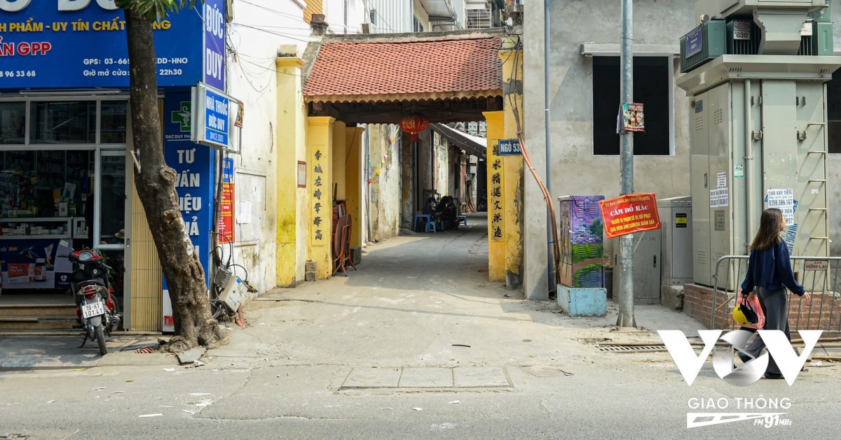 Cổng làng xưa giữa phố thị