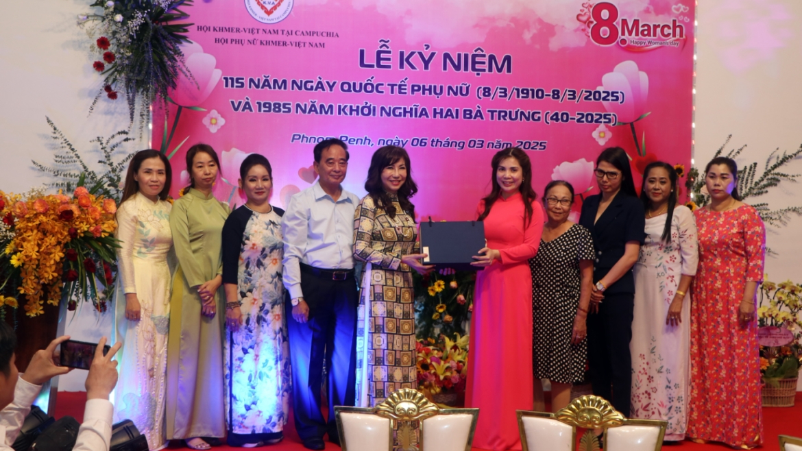 Bà con Việt kiều Campuchia kỷ niệm Ngày Quốc tế Phụ nữ