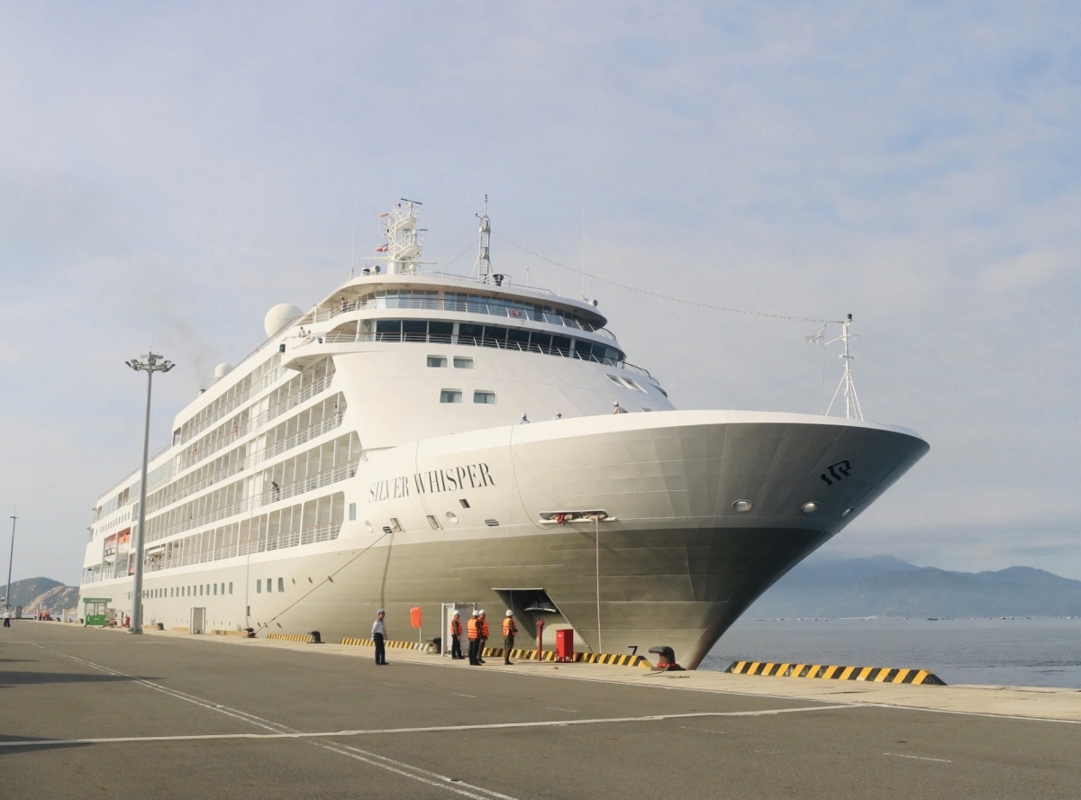 cruise ship silver whisper brings 350 foreign tourists to khanh hoa picture 1