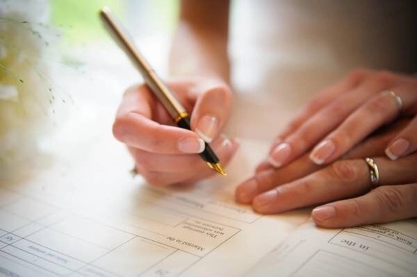Chung sống không đăng ký kết hôn, đẻ con ra, anh bảo tôi làm thủ tục là con rơi