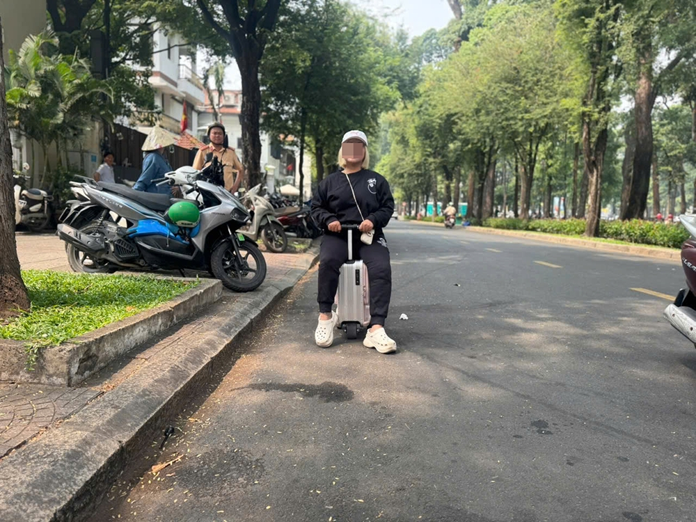 xử phạt người phụ nữ 43 tuổi cưỡi vali băng băng trên đường hình ảnh 1 xu phat nguoi phu nu 43 tuoi cuoi vali bang bang tren duong hinh anh 1