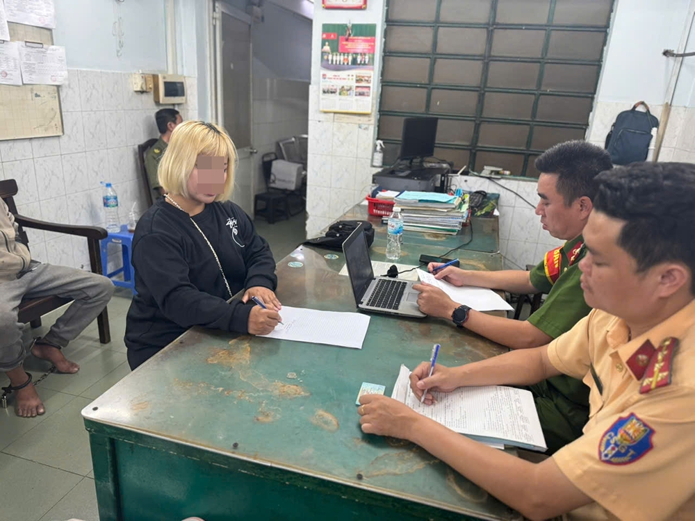 Xử phạt người phụ nữ 43 tuổi "cưỡi" vali băng băng trên đường