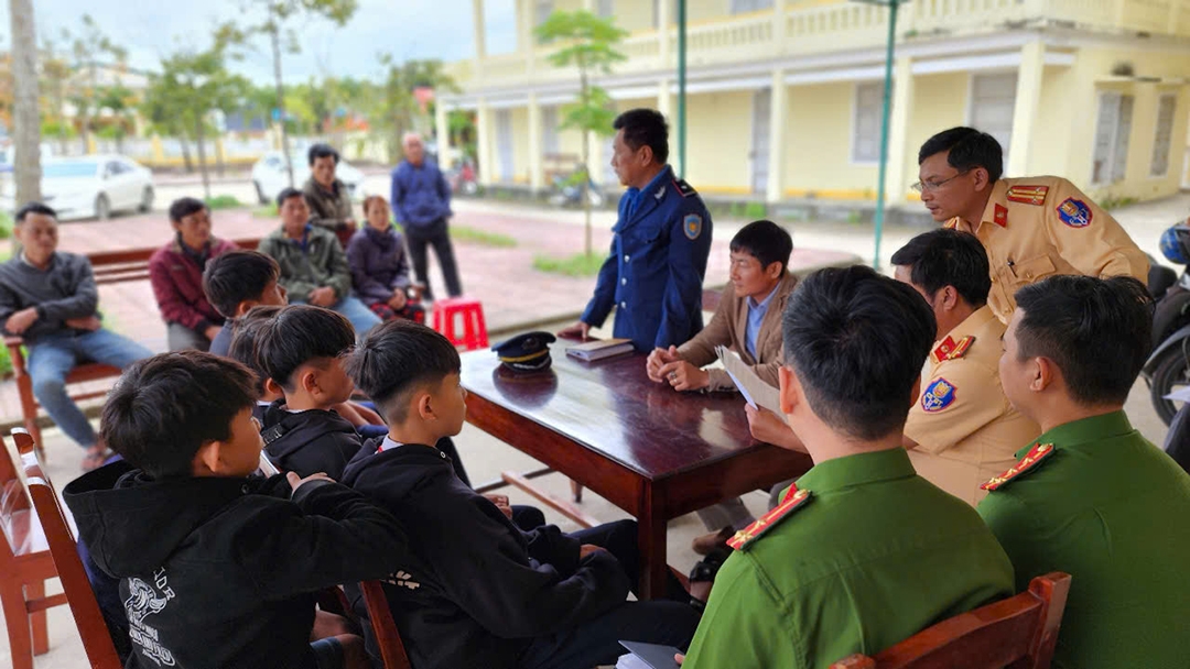 triệu tập nhóm học sinh ném đá vỡ kính chắn gió tàu hỏa ở quảng ngãi hình ảnh 2 trieu tap nhom hoc sinh nem da vo kinh chan gio tau hoa o quang ngai hinh anh 2