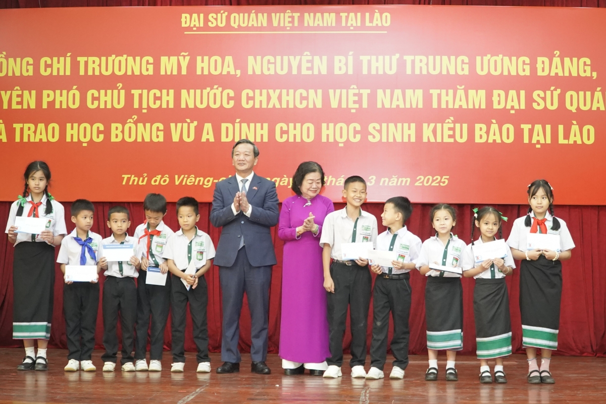Trao 100 suất học bổng Vừ A Dính cho con em kiều bào tại Lào