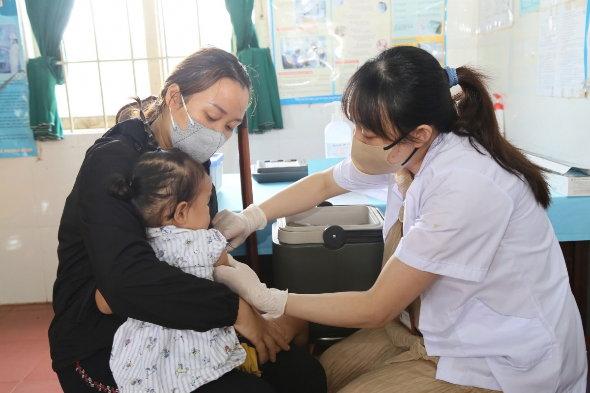 Đắk Lắk triển khai tiêm phòng sởi cho hơn 42.000 trẻ em