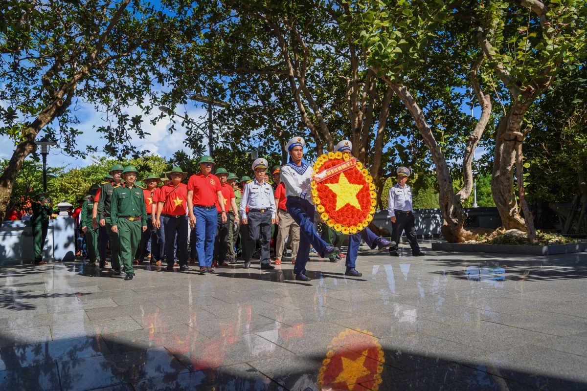 triển lãm ảnh nhân dịp 50 năm giải phóng trường sa hình ảnh 14 trien lam anh nhan dip 50 nam giai phong truong sa hinh anh 14