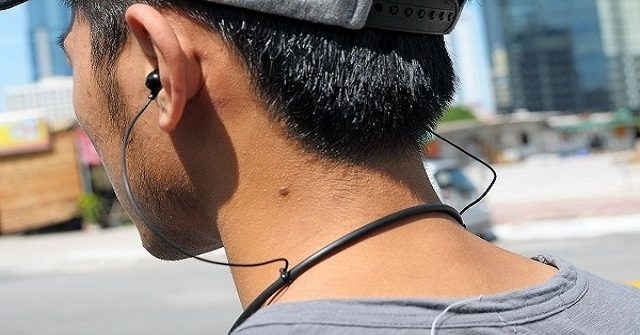 Người đi xe máy nghe tai nghe một bên có bị phạt?