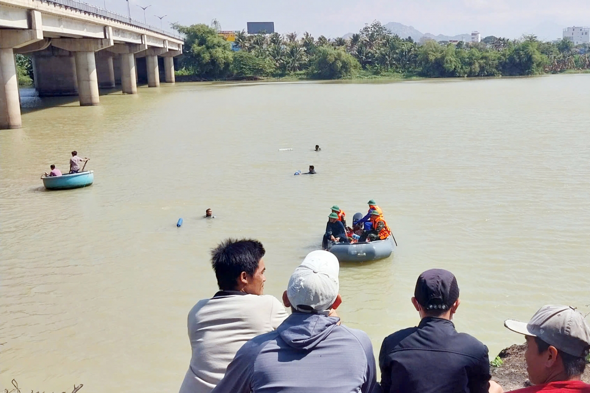 tim thay 2 thi the nu gioi tren song, nghi nhay cau hinh anh 1