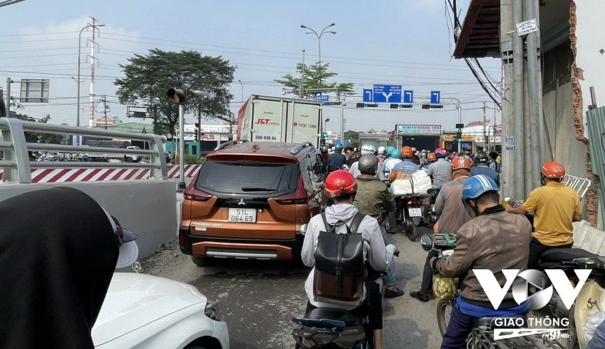 người đi đường hoang mang, bức xúc khi đèn tín hiệu đánh đố hình ảnh 2 nguoi di duong hoang mang, buc xuc khi den tin hieu danh do hinh anh 2
