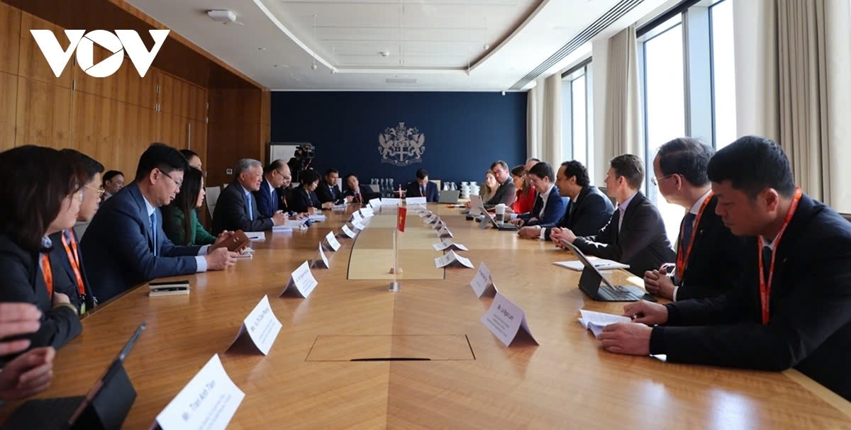 deputy pm visits london stock exchange in uk picture 1 deputy pm visits london stock exchange in uk picture 1