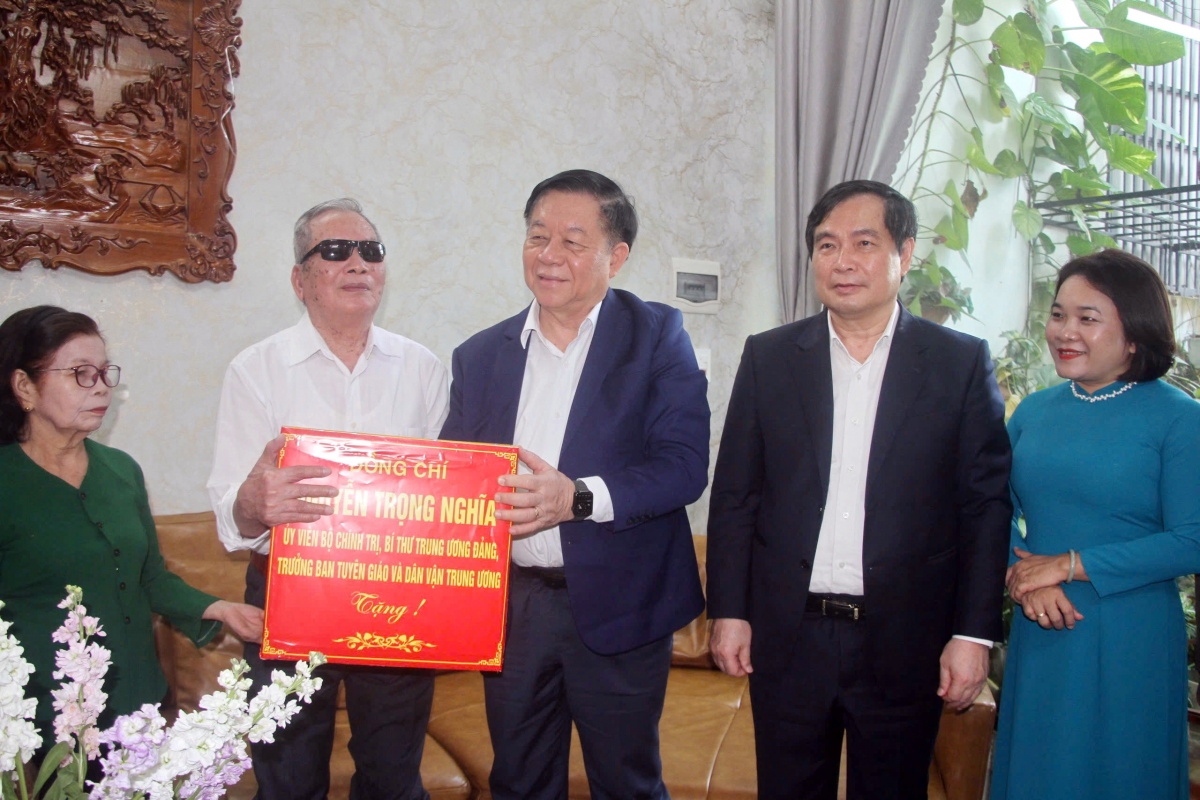 Ông nguyễn trọng nghĩa tri ân các anh hùng, liệt sỹ tỉnh quảng nam hình ảnh 4 Ong nguyen trong nghia tri an cac anh hung, liet sy tinh quang nam hinh anh 4