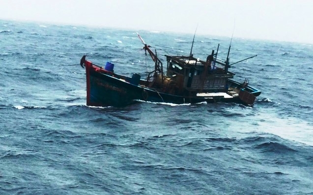 fishing boat sinks off quang nam coast, leaving 5 dead or missing picture 1