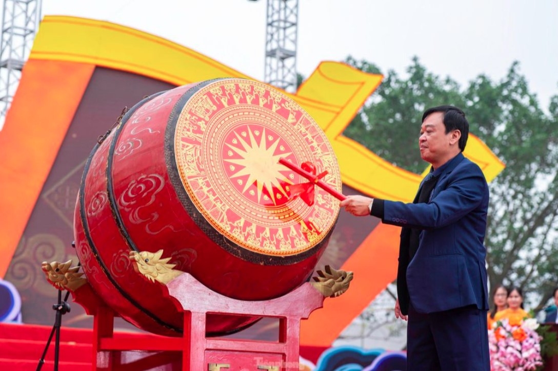 hai duong s tranh temple festival sees largest-ever celebration picture 2