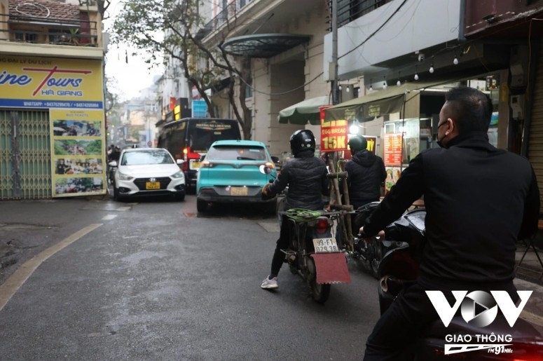 hanoi bans vehicles over 16 seats in old quarter, leaving drivers confused picture 3 hanoi bans vehicles over 16 seats in old quarter, leaving drivers confused picture 3