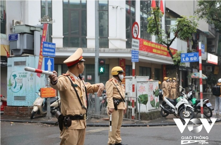 hanoi bans vehicles over 16 seats in old quarter, leaving drivers confused picture 4