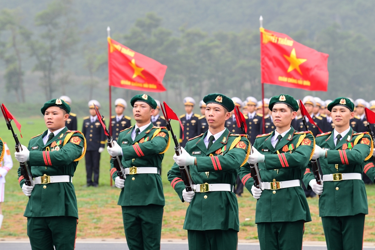 Bộ đội múa súng, hợp luyện diễu binh kỷ niệm 50 năm Giải phóng miền Nam