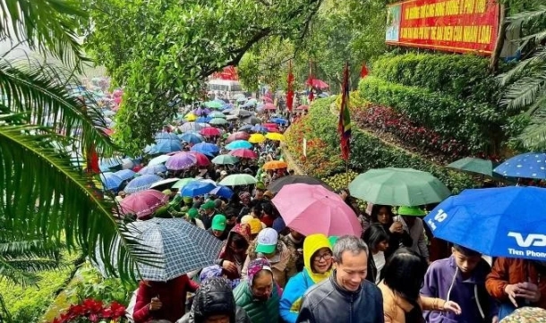 Tens of thousands visit Hung Kings Temple ahead of commemoration day