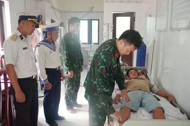 injured fishermen saved at sea off truong sa, ca mau waters picture 1