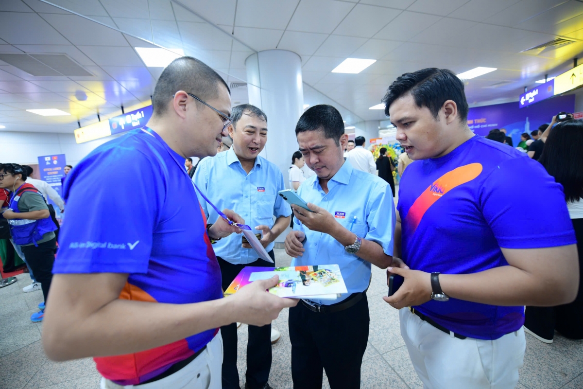 lanh dao viet nam - nhat ban trai nghiem metro so 1 trong ngay khanh thanh hinh anh 6