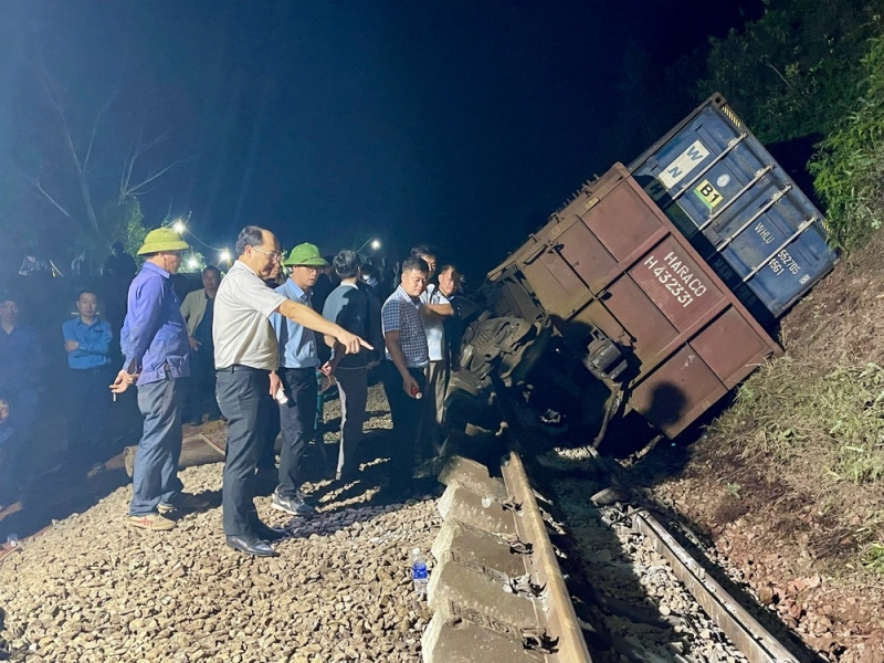 8h sang nay thong tuyen tau bac-nam sau su co lat tau tai ha tinh hinh anh 1