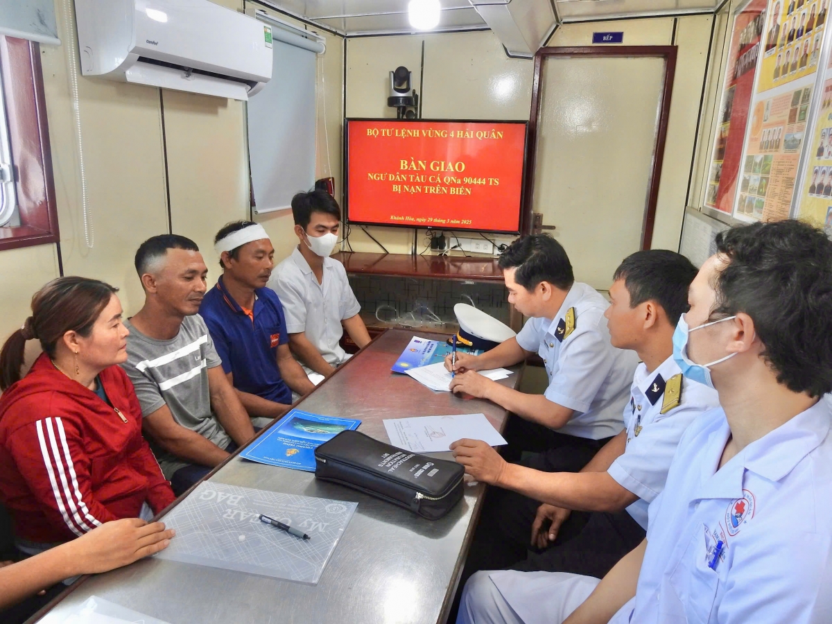 vùng 4 hải quân đưa ngư dân gặp nạn trên biển trường sa về đất liền an toàn hình ảnh 3 vung 4 hai quan dua ngu dan gap nan tren bien truong sa ve dat lien an toan hinh anh 3