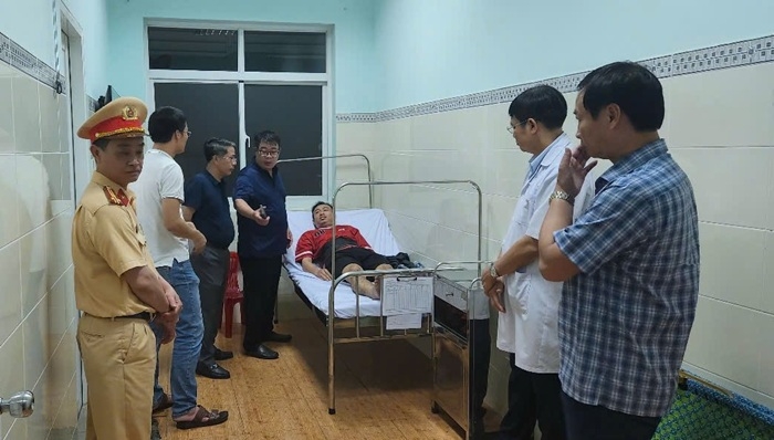 khẩn trương khắc phục hậu quả vụ xe khách lao xuống đèo bảo lộc hình ảnh 3 khan truong khac phuc hau qua vu xe khach lao xuong deo bao loc hinh anh 3
