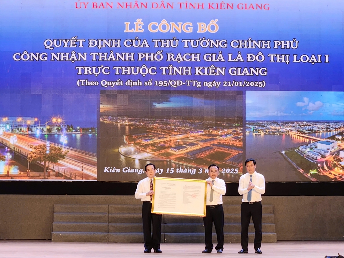 Lãnh đạo Bộ Xây dựng thừa ủy quyền trao Quyết định của Thủ tướng Chính phủ về việc công nhận thành phố Rạch Giá là đô thị loại I cho lãnh đạo thành phố Rạch Giá