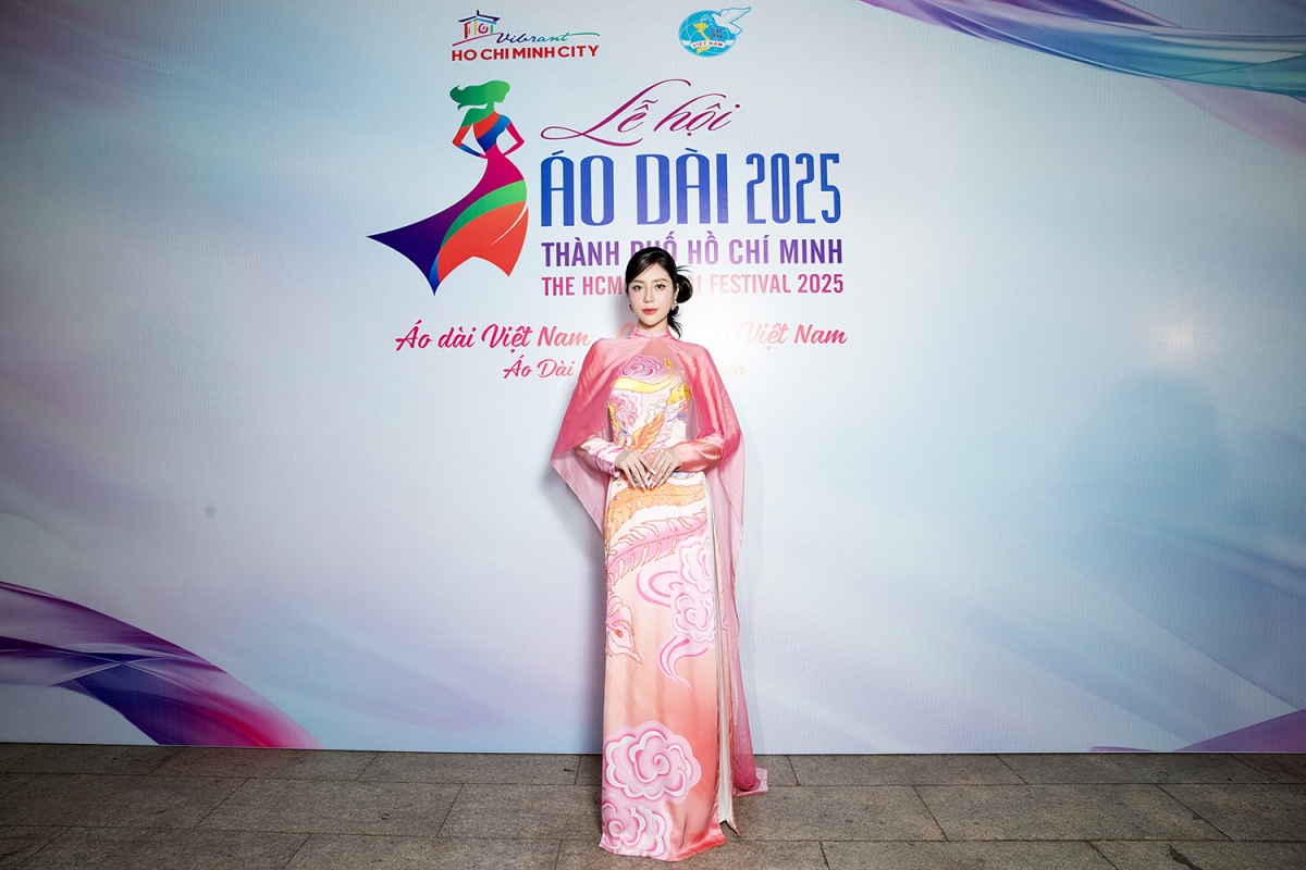 hoa hau to diep ha tu hao quang ba van hoa viet tai le hoi Ao dai tp.hcm hinh anh 1