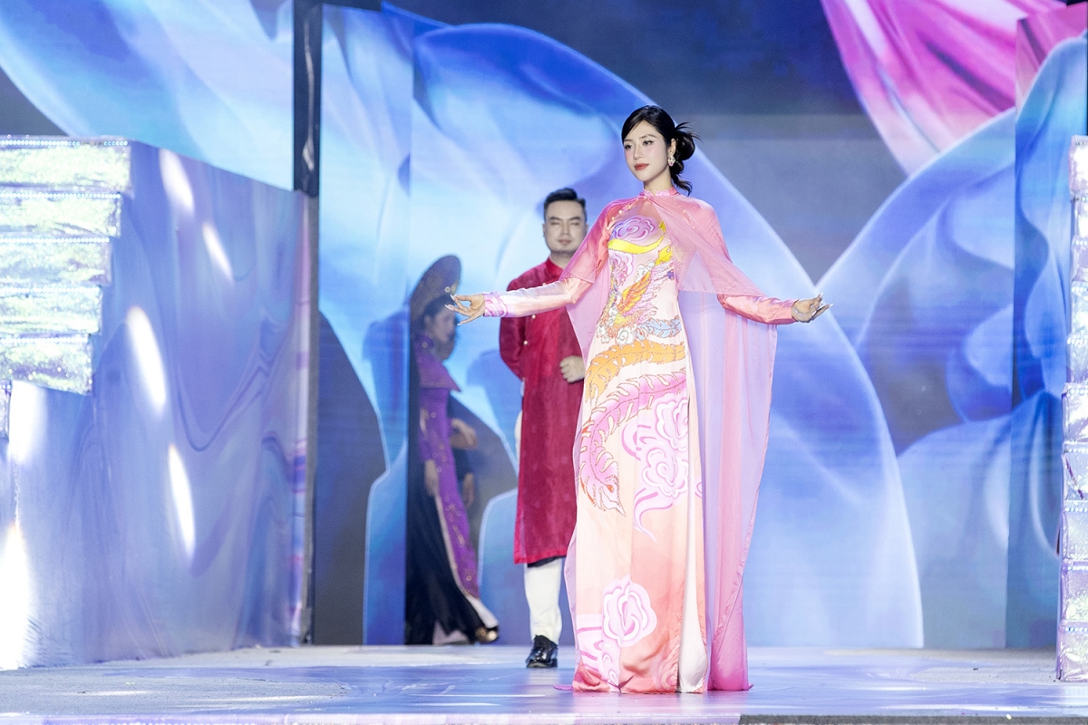 hoa hau to diep ha tu hao quang ba van hoa viet tai le hoi Ao dai tp.hcm hinh anh 5