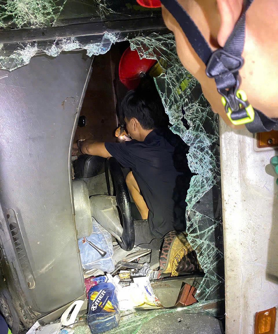 giải cứu tài xế mắc kẹt trong cabin xe ô tô bị lật ở quảng ngãi hình ảnh 4 giai cuu tai xe mac ket trong cabin xe o to bi lat o quang ngai hinh anh 4