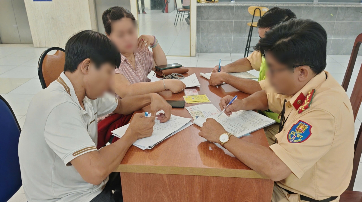 sở y tế tp.hcm lên tiếng việc xe cứu thương chở diễn viên, đạo diễn ra mắt phim hình ảnh 1 so y te tp.hcm len tieng viec xe cuu thuong cho dien vien, dao dien ra mat phim hinh anh 1