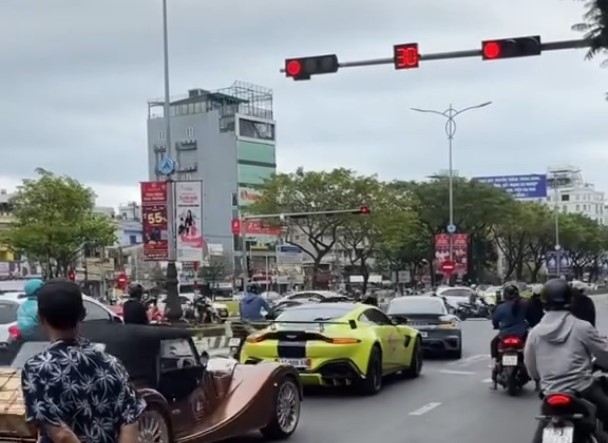 dan sieu xe vuot den do tai Da nang co dau hieu gay roi trat tu cong cong hinh anh 1