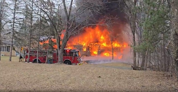 BREAKING: 30 minutes after departing Dallas and flying to Pittsburgh, an Emirates flight carrying 135 people and 8 crew encountered severe weather conditions, the plane shook violently and crashed while trying to land, fire crews immediately arrived to assist passengers, but a 23-year-old Steelers star was unlucky...vannguyen