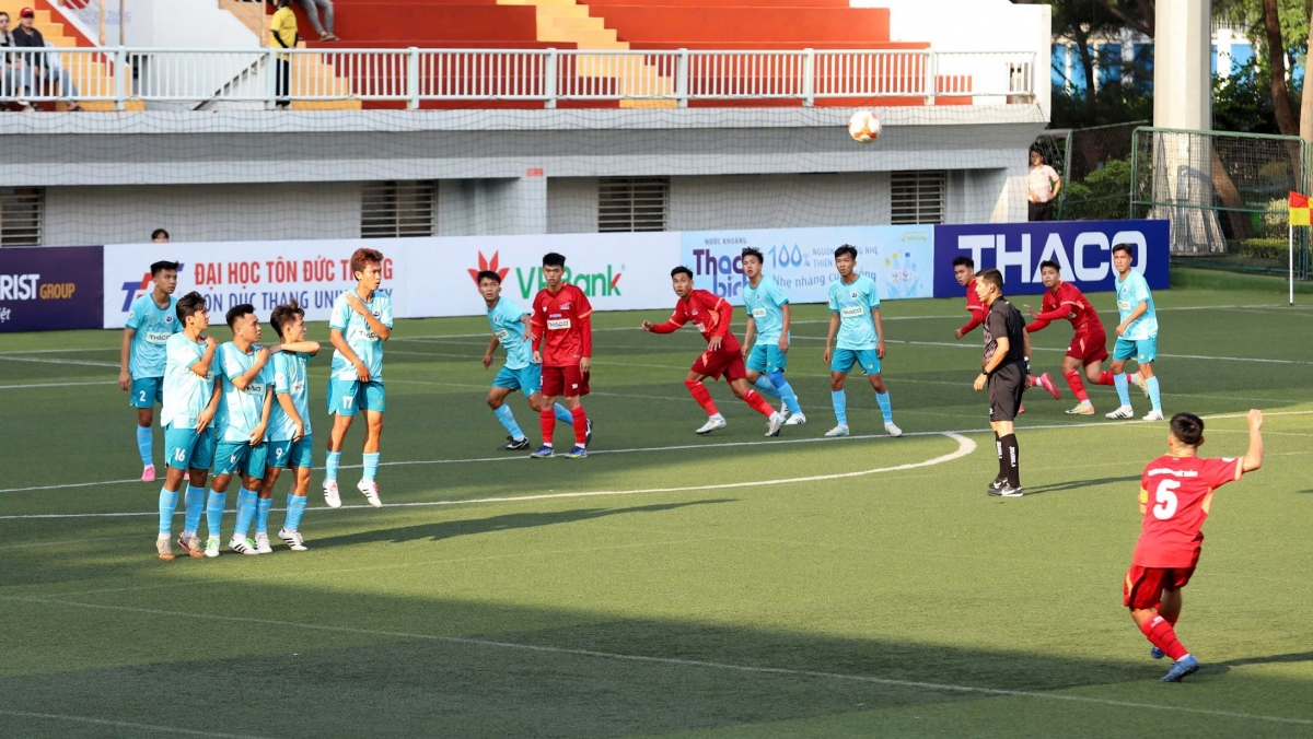 hlv kim sang sik xem giò cầu thủ sinh viên hình ảnh 2 hlv kim sang sik xem gio cau thu sinh vien hinh anh 2