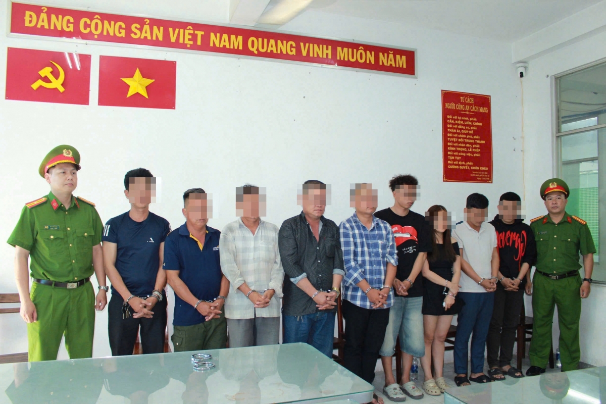 Bắt khẩn cấp nhóm người khiêng quan tài diễu phố