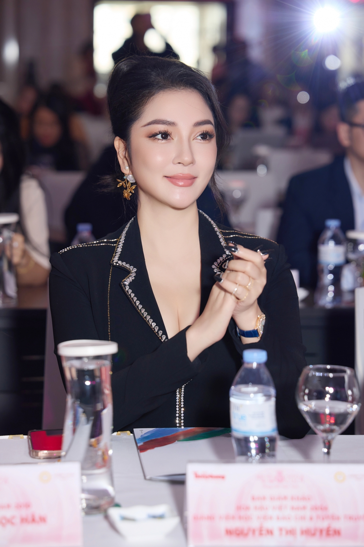 nguyen thi huyen thoi thi hoa hau vo tu toi muc khong trang diem, di thi nhu di hoc hinh anh 2