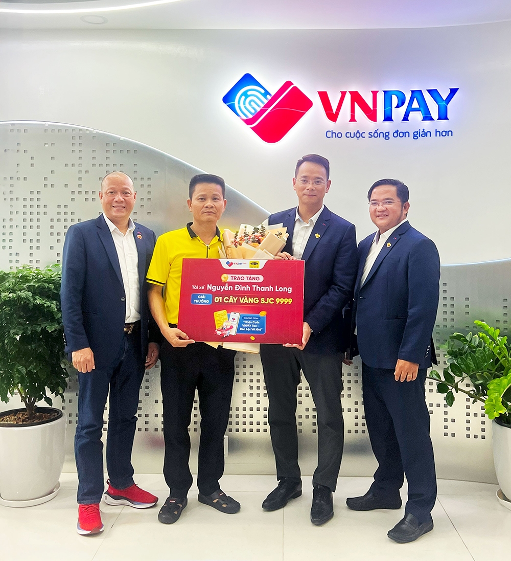 vnpay taxi choi lon trao 1 luong vang sjc cho tai xe xuat sac khu vuc bac-trung-nam hinh anh 2