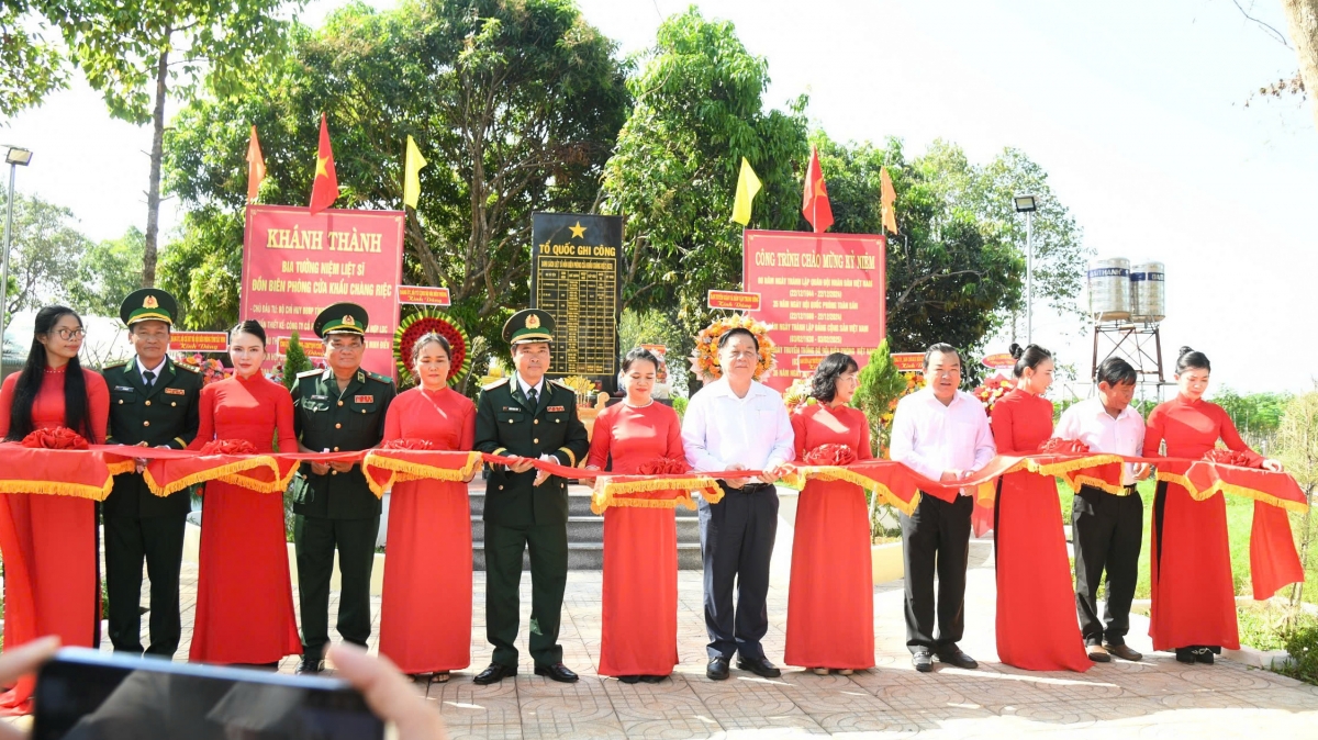 Ong nguyen trong nghia du khanh thanh bia tuong niem liet si tai tay ninh hinh anh 1