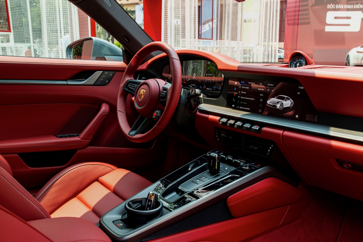 kham pha porsche 911 moi vua ra mat voi gia tu 8,87 ty dong hinh anh 4