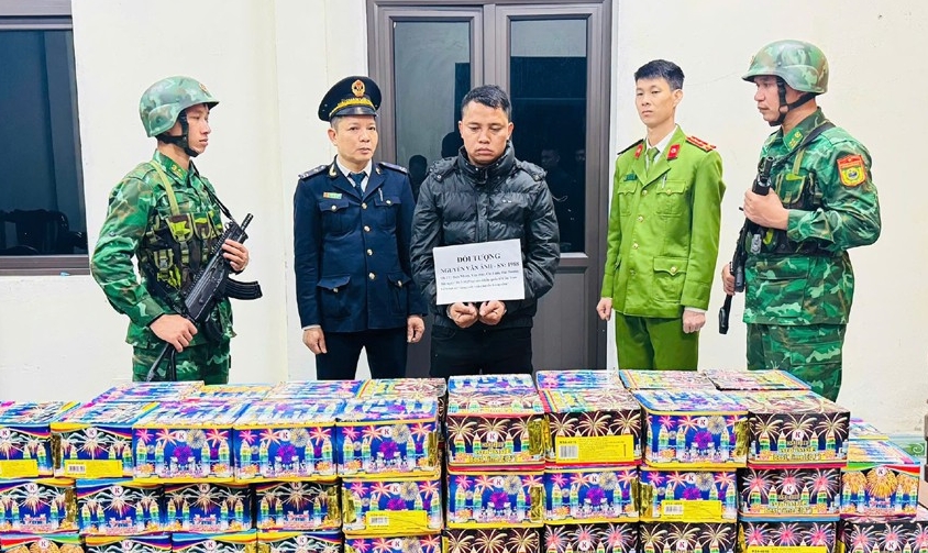 Gia cố két nước xe đầu kéo, cất giấu pháo lậu từ Lào về Việt Nam tiêu thụ