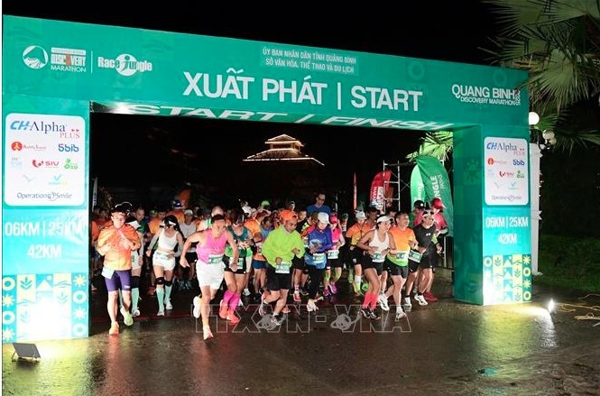 nearly 1,300 runners join in quang binh discovery marathon 2025 picture 1