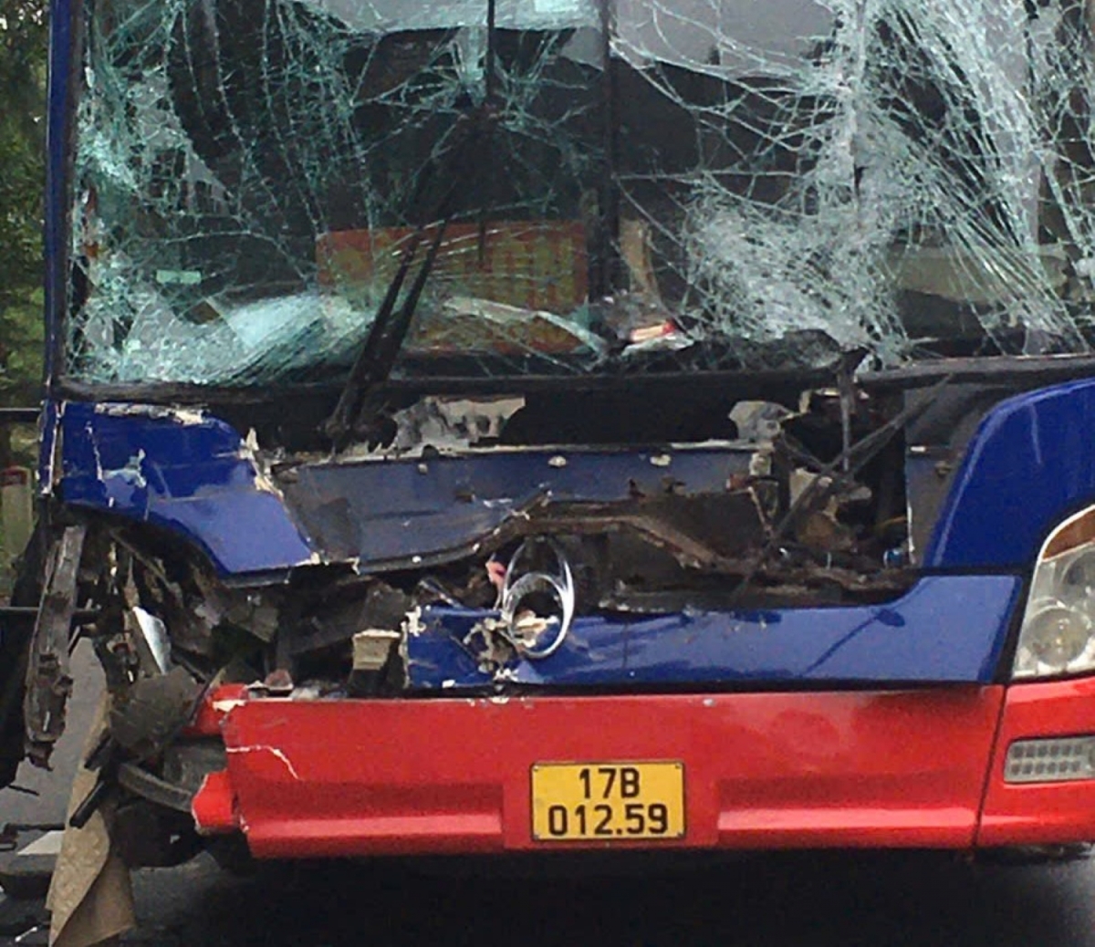 4 xe dam nhau lien hoan tren duong tranh lu quoc lo 1a hinh anh 2