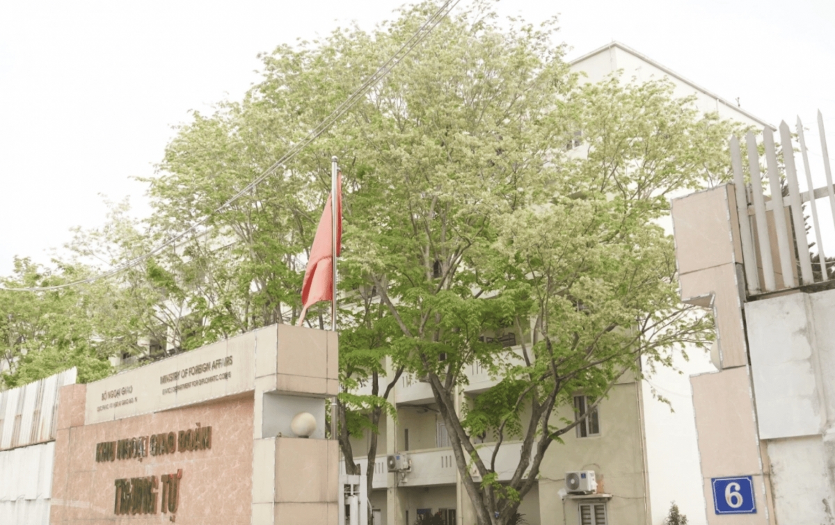 hanoi streets adorned with the pristine white of sua flowers picture 9