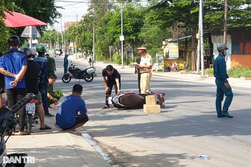 xe may lao len via he, 4 nguoi thuong vong o binh duong hinh anh 1