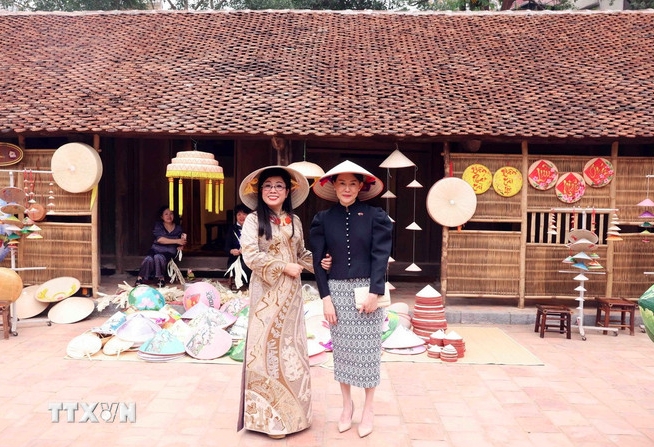 Phu nhân Thủ tướng Singapore tìm hiểu văn hóa Việt Nam tại Bảo tàng Dân tộc học