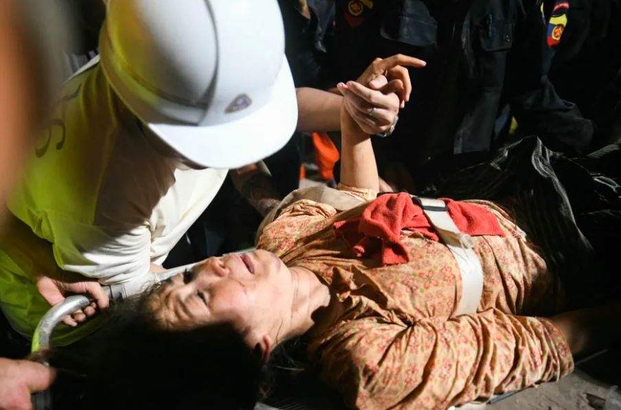 người phụ nữ sống sót kỳ diệu sau hơn 30 giờ mắc kẹt do động đất ở myanmar hình ảnh 1 nguoi phu nu song sot ky dieu sau hon 30 gio mac ket do dong dat o myanmar hinh anh 1