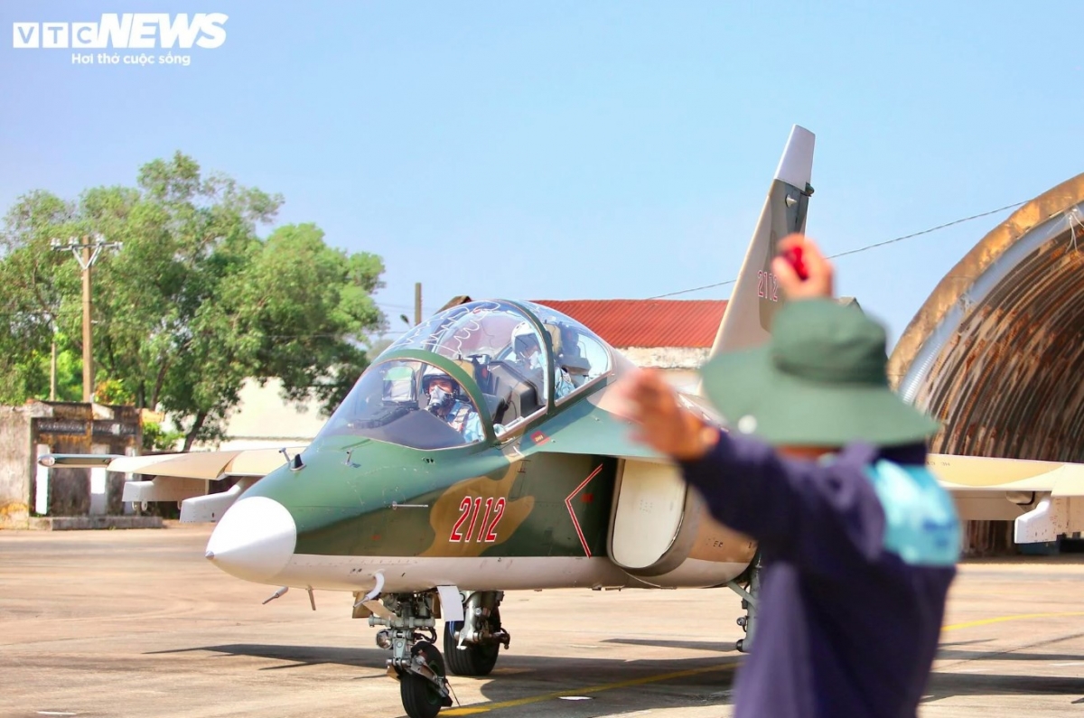 impressive acrobatics of fighter jets in training for v-day celebration picture 1